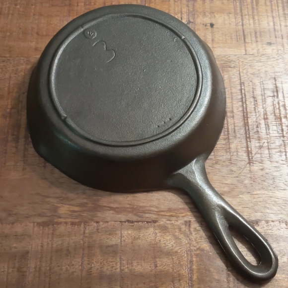 Vintage Unmarked Lodge Cast Iron Skillet, #3 - Picture 8 of 11